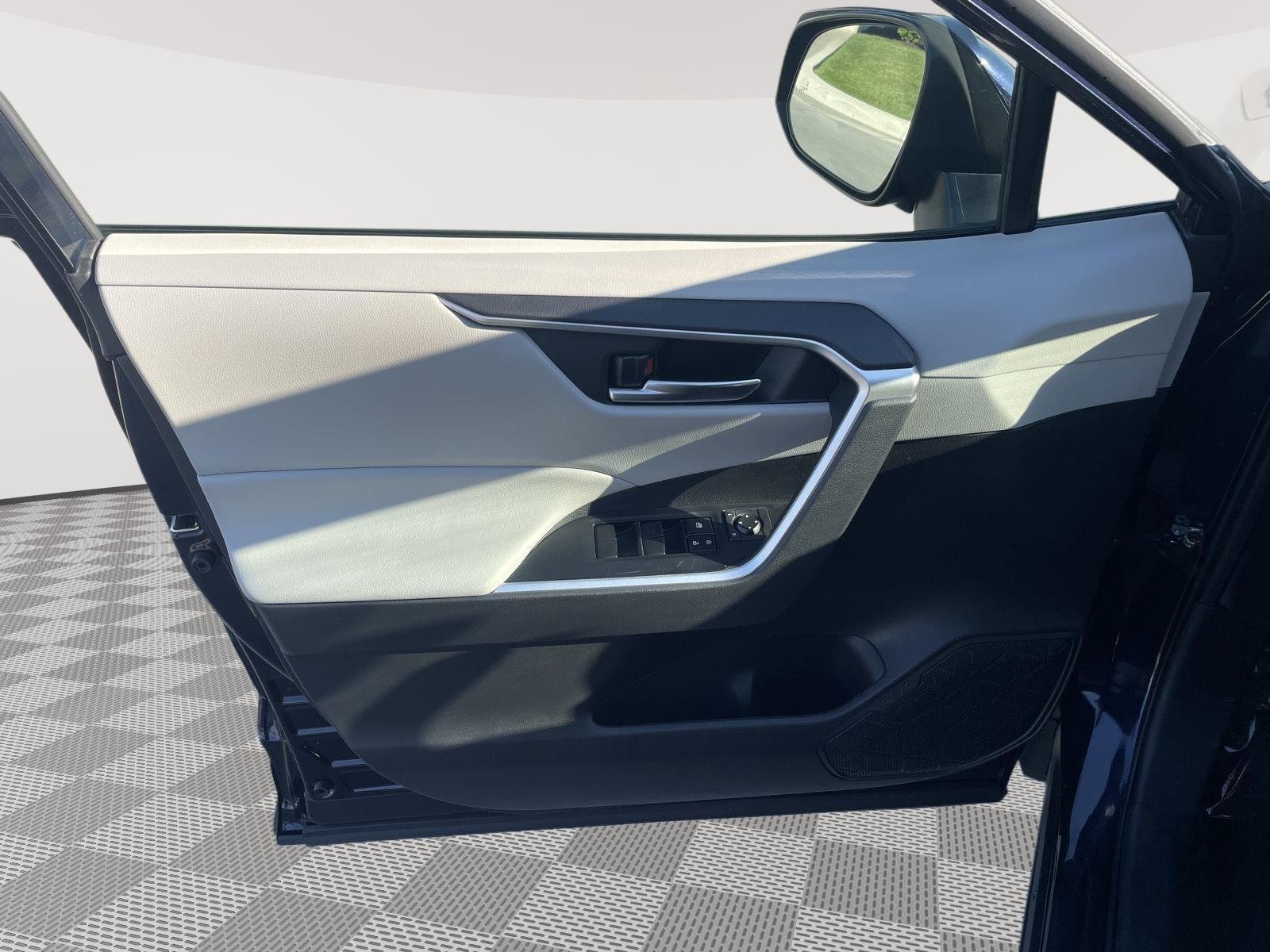 Used 2020 Blueprint Toyota Hybrid XLE image 22