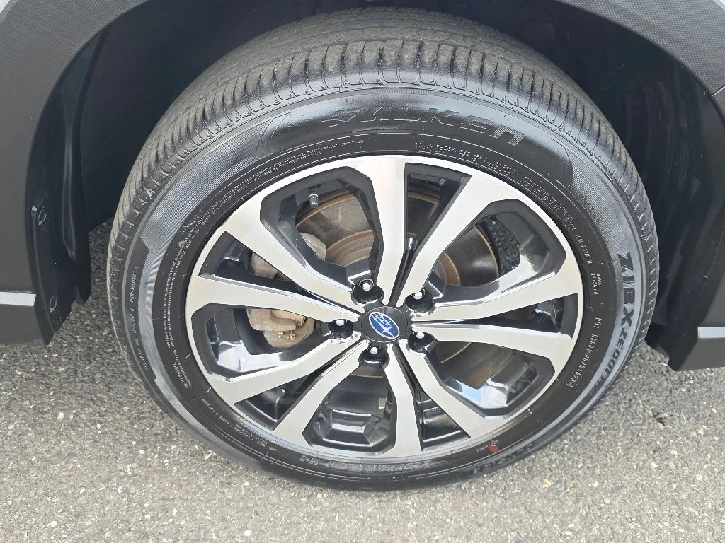 Used 2023 Ice Silver Metallic Subaru Limited image 19
