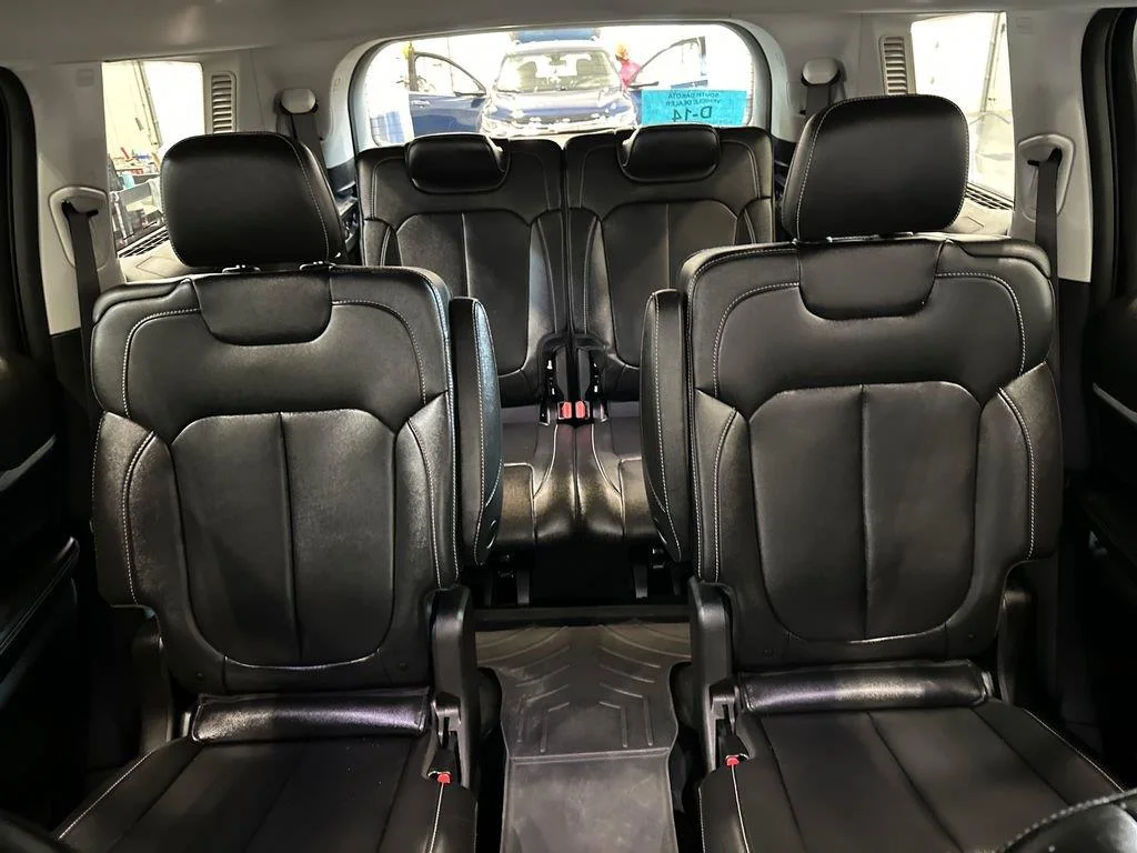 Used 2023 Diamond Black Crystal Pearlcoat Jeep Limited image 25