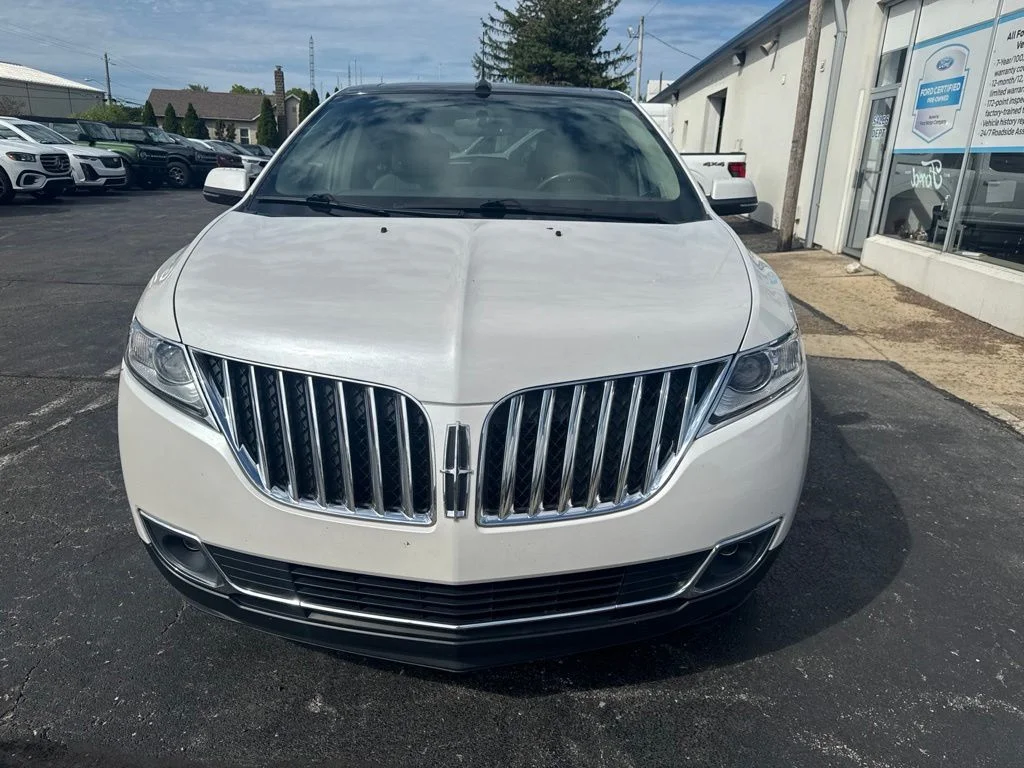 Used 2015 White Lincoln Base image 8