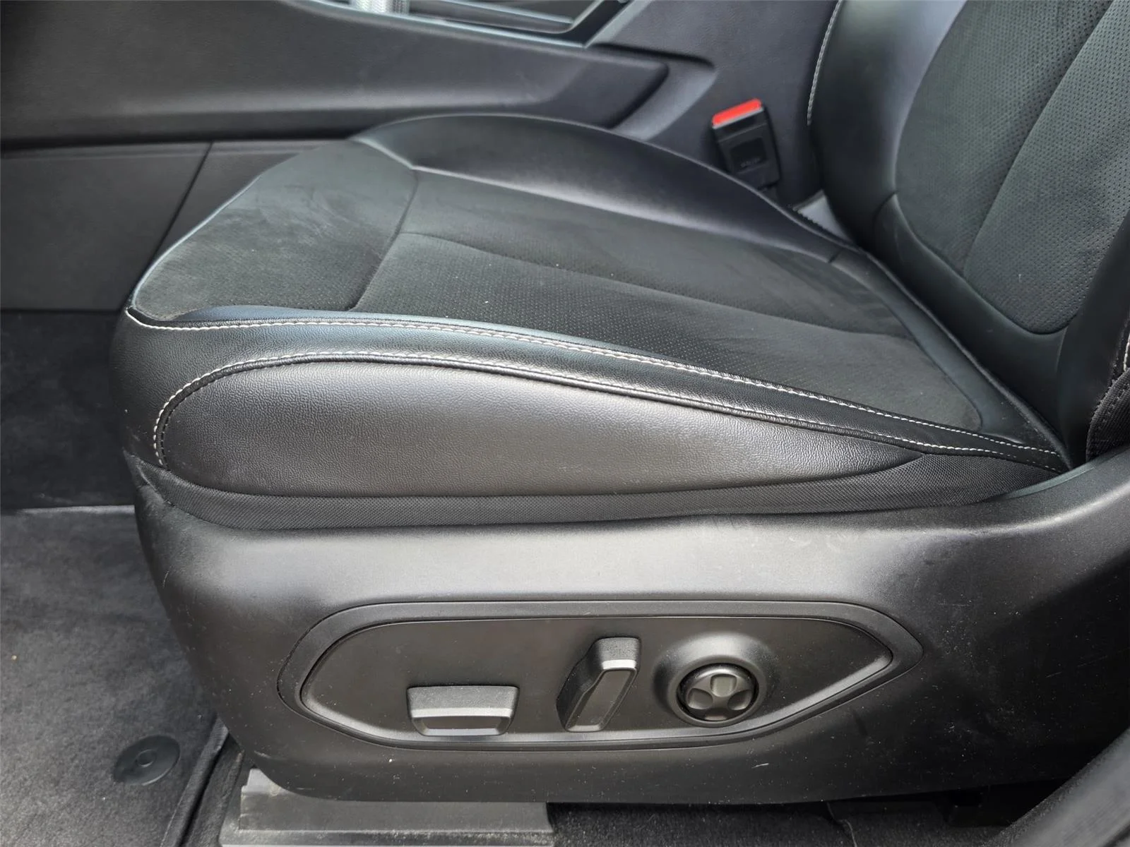 Used 2025 Velvet Red Pearlcoat Jeep Altitude X image 18