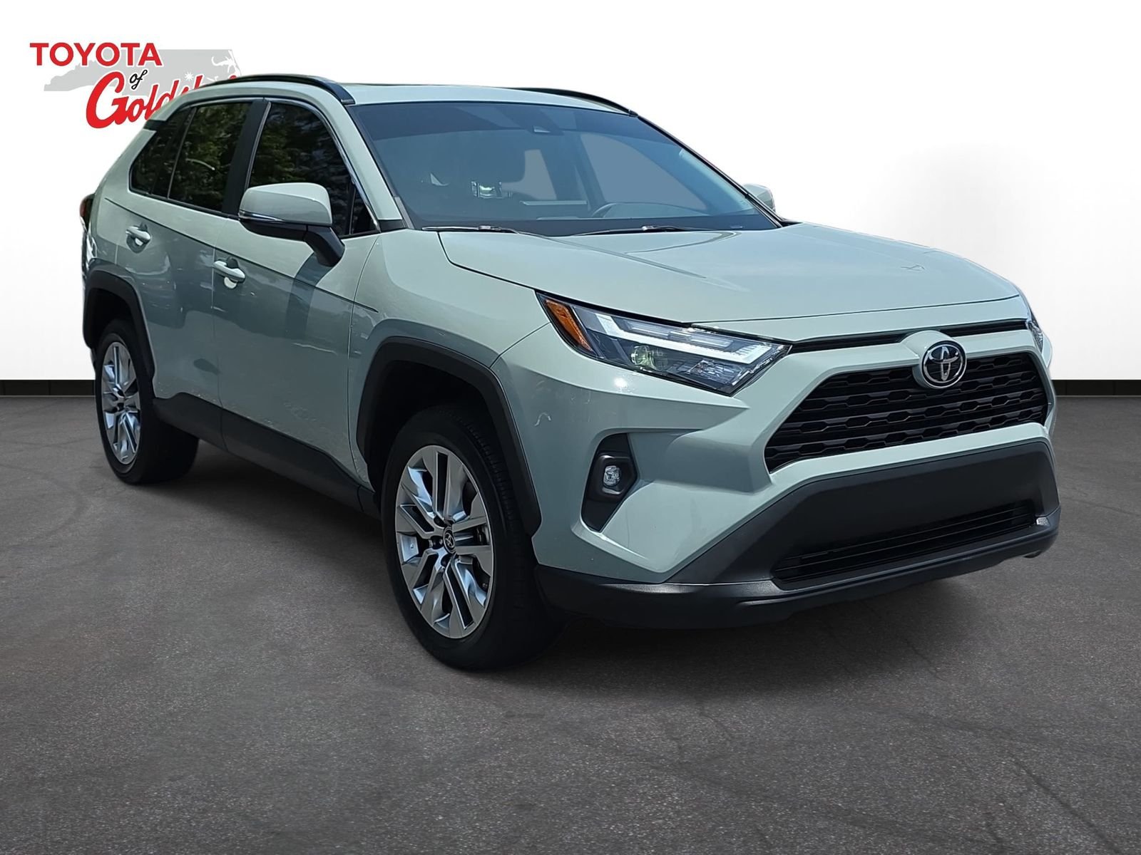 Used 2023  Toyota XLE Premium image 3