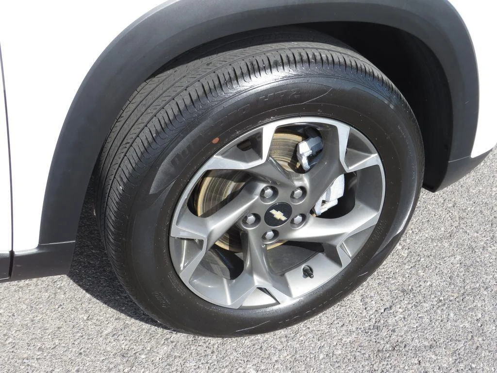 Used 2024 Summit White Chevrolet LT image 11