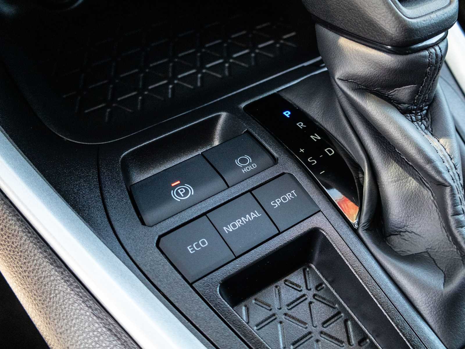 2025 Toyota RAV4 XLE - Photo 24