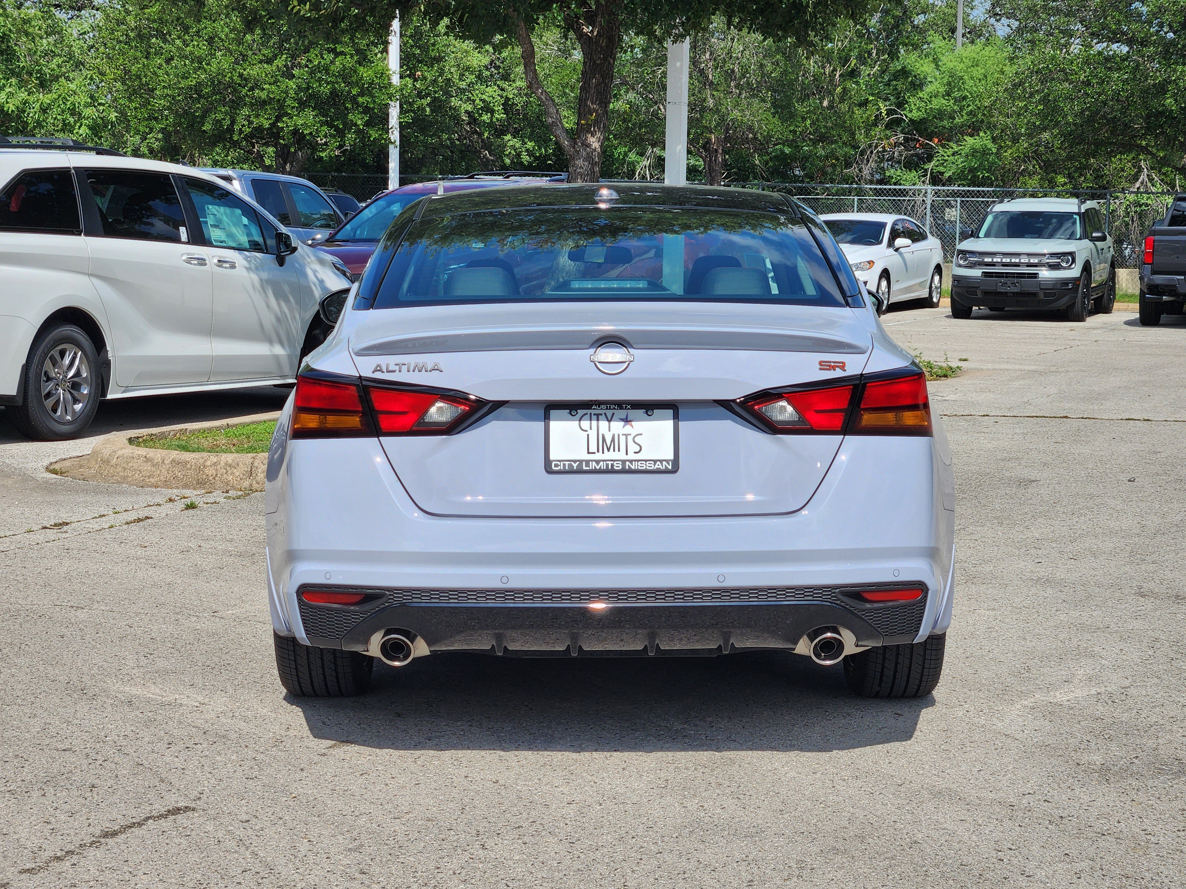 New 2026 Gray Sky Pearl / Super Black Two-tone Nissan SR image 6