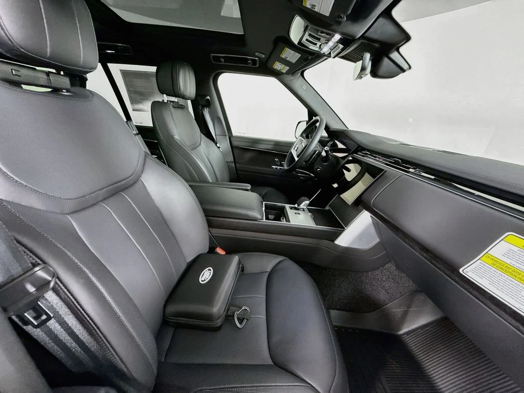 New 2026 Santorini Black Metallic Land Rover SE image 29