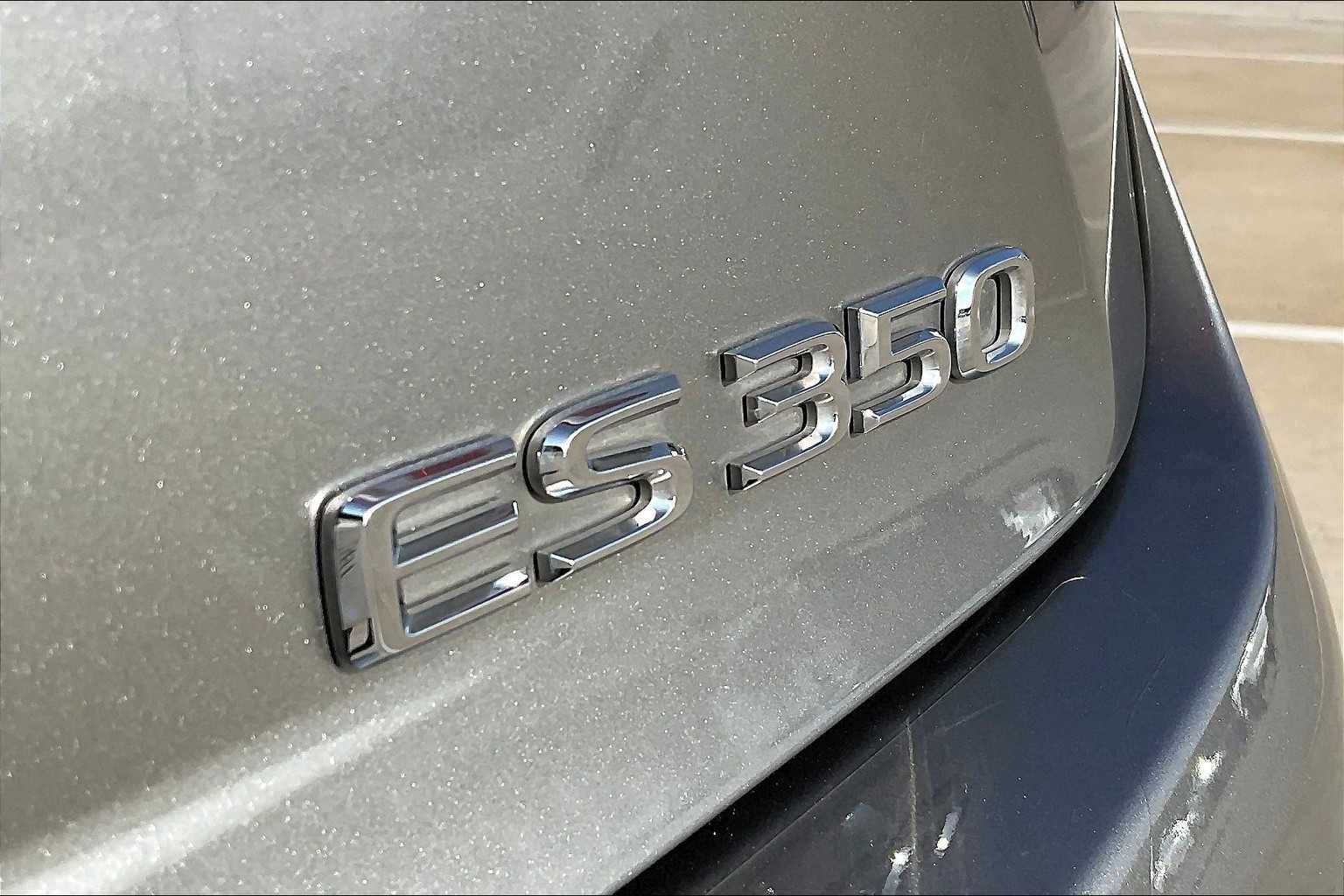 Used 2015 Atomic Silver Lexus  image 28