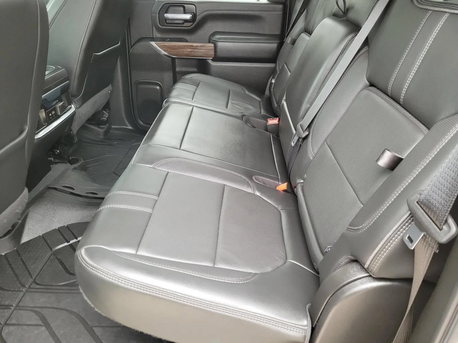 Used 2022 Silver Ice Metallic Chevrolet High Country image 17