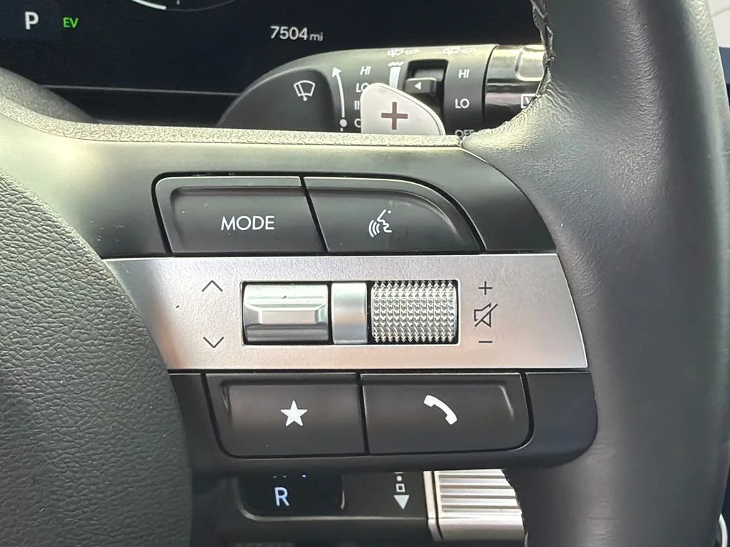 Used 2025 Gray Hyundai SEL Convenience image 26