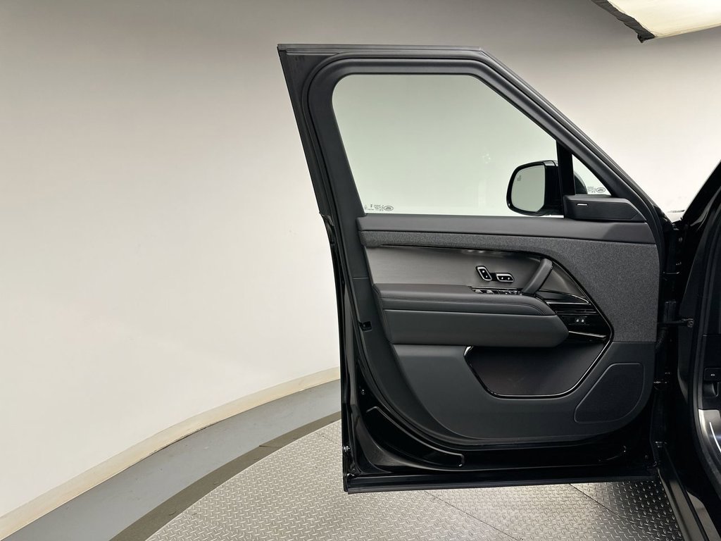 New 2027 Santorini Black Metallic Land Rover SE image 9