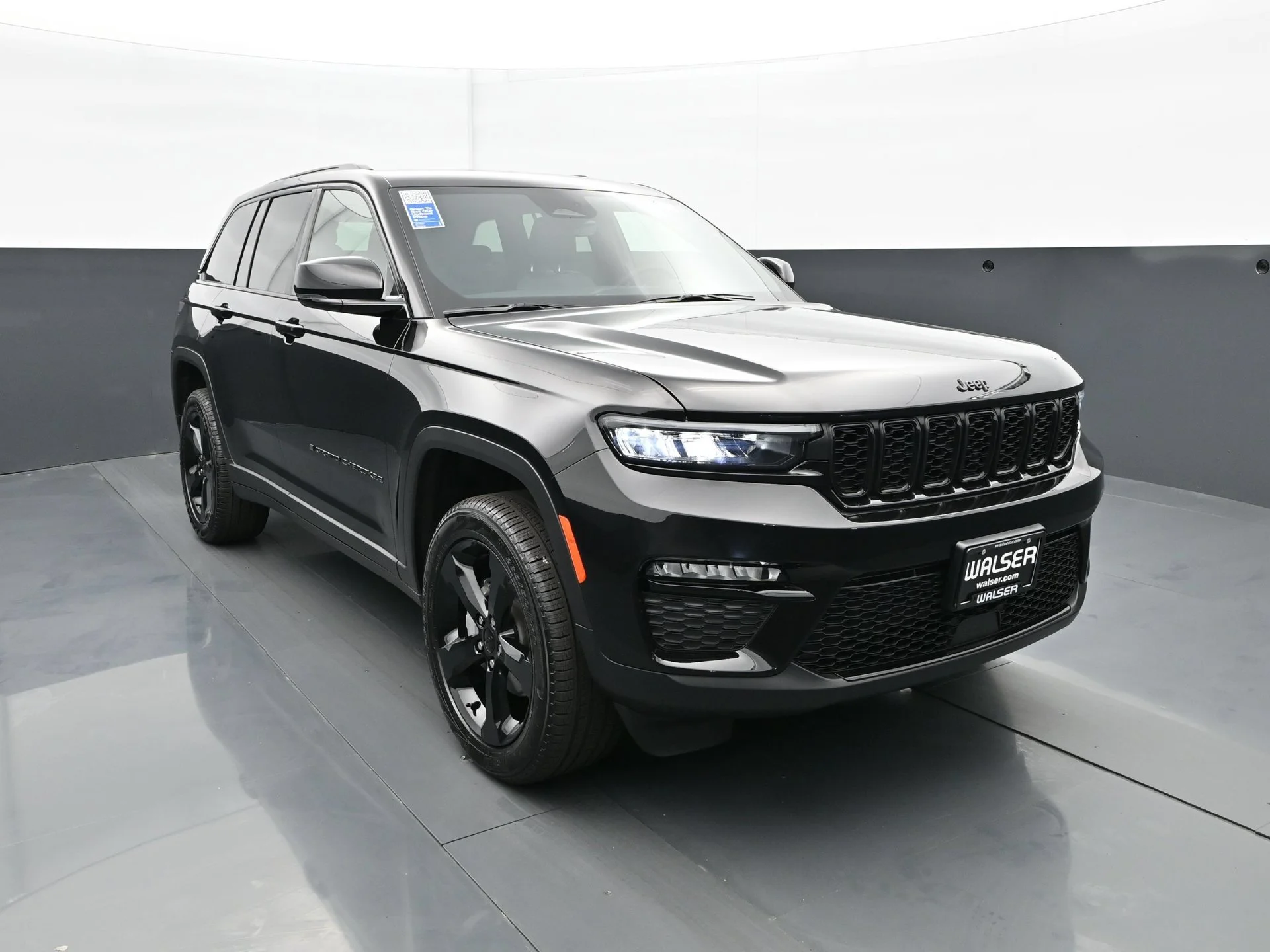 Used 2025 Diamond Black Crystal Pearlcoat Jeep Limited image 12