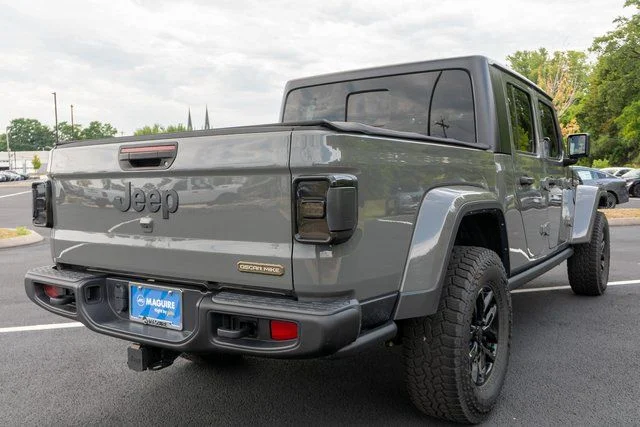 Used 2023 Gray Jeep Sport S image 6
