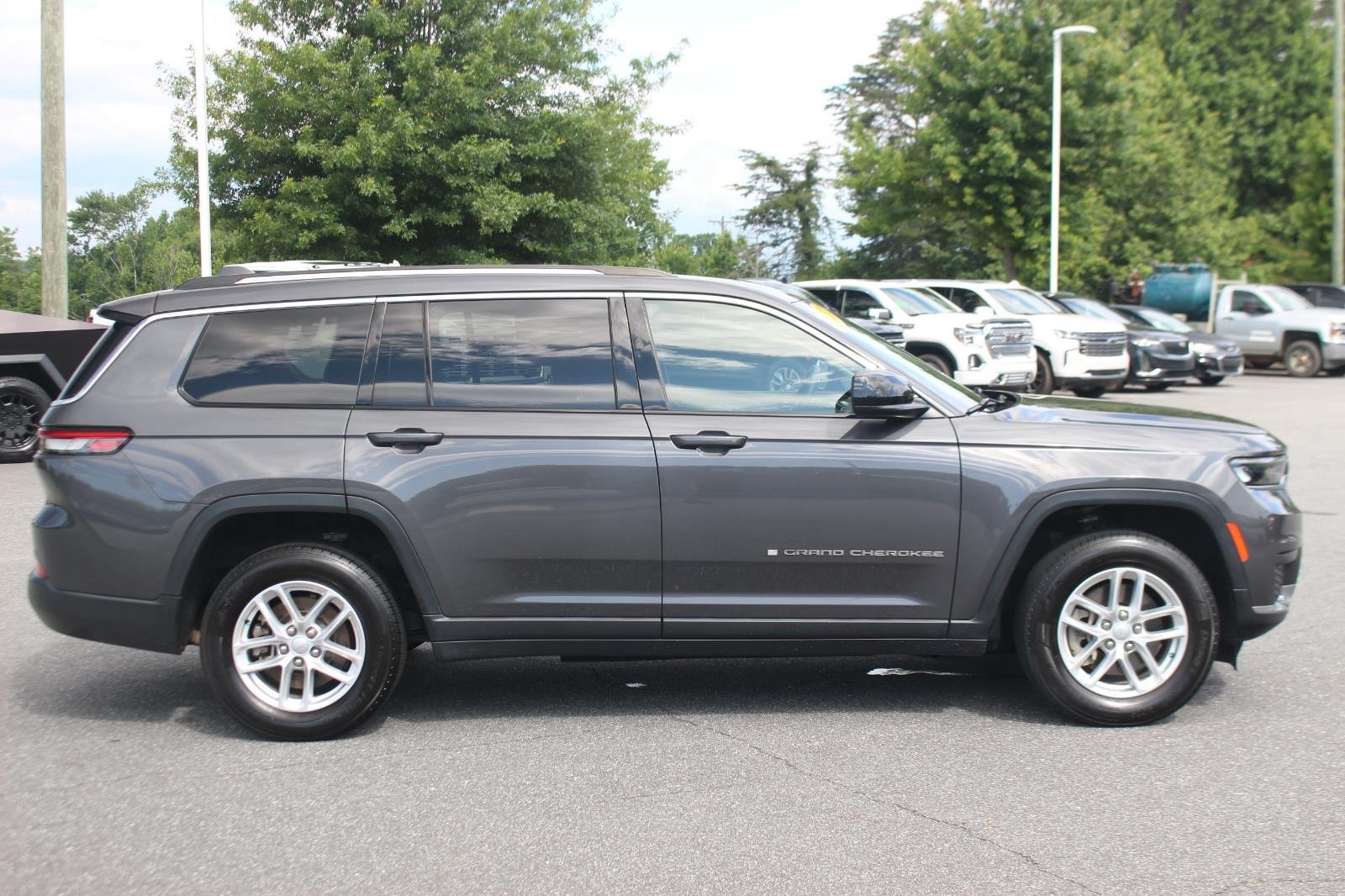 Used 2022 Gray Jeep Laredo image 8
