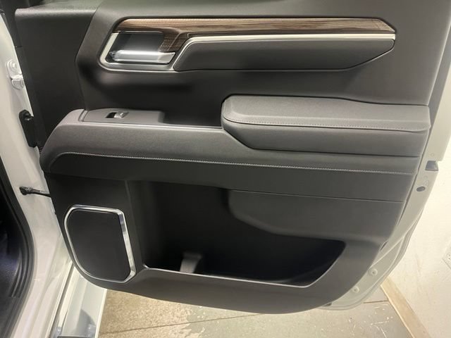 Used 2026 Summit White Chevrolet LT image 23
