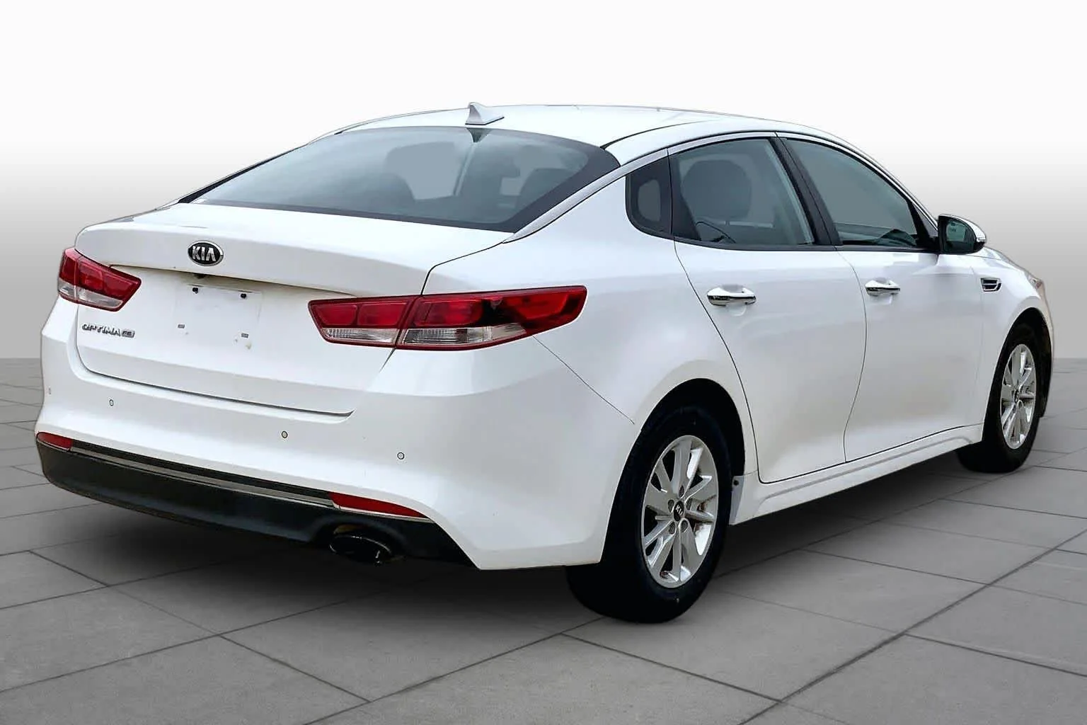 Used 2018 Snow White Pearl Kia LX image 12