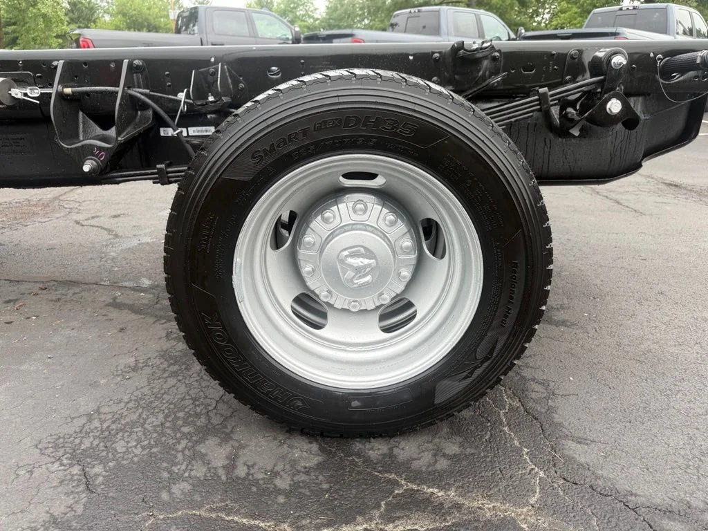 New 2026 Diamond Black Crystal Pearl-Coat Exterior Paint RAM Tradesman image 30