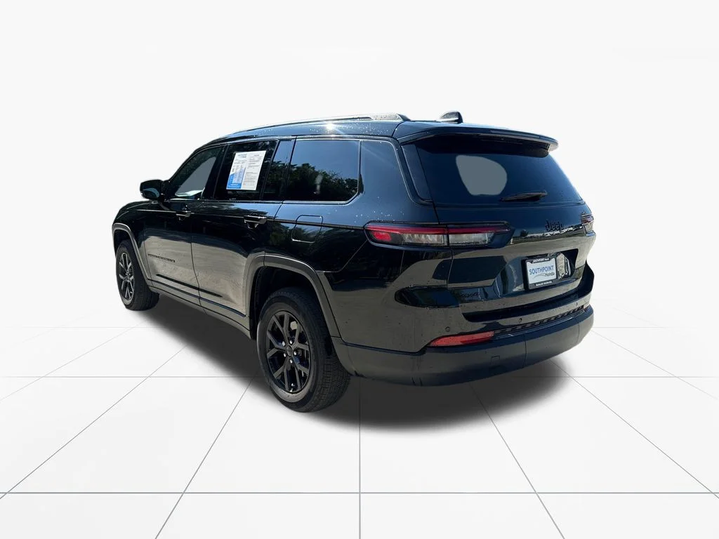 Used 2025 Diamond Black Jeep Altitude X image 6