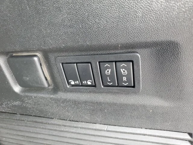 Used 2022 Summit White Chevrolet RST image 33