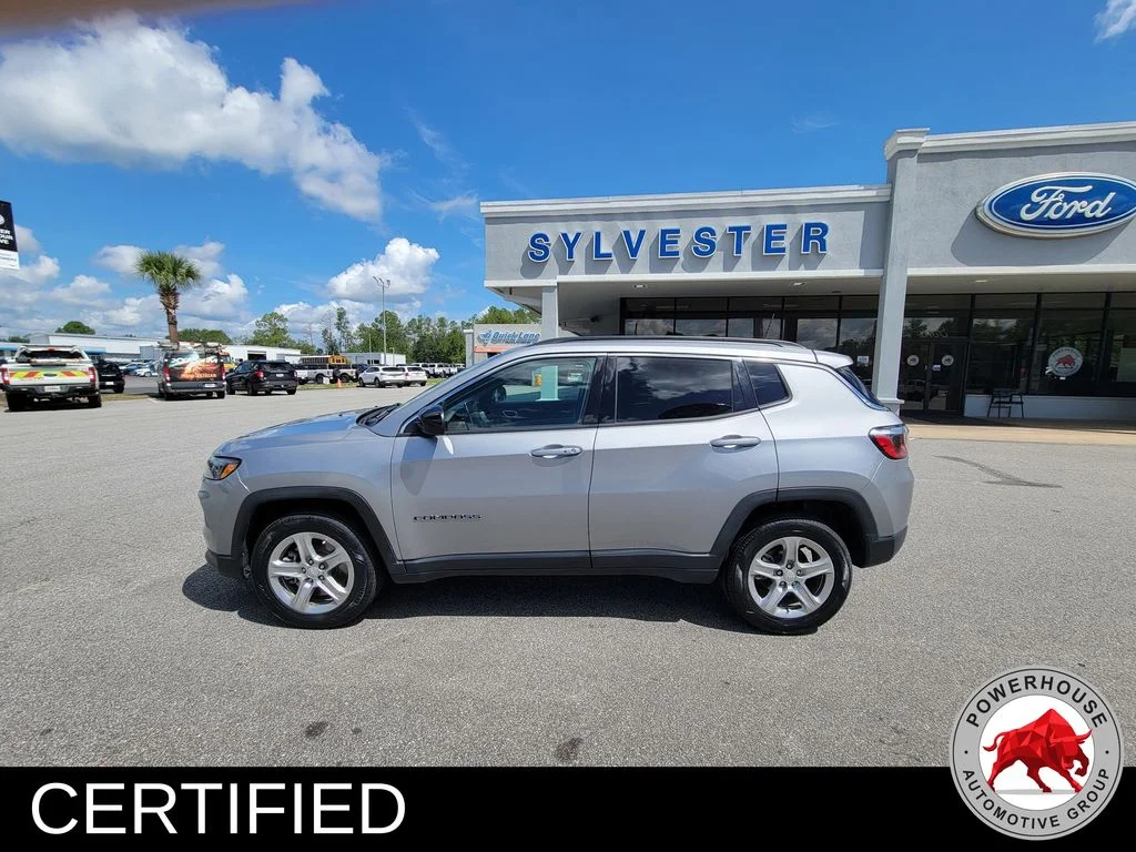 Used 2024  Jeep Latitude image 2
