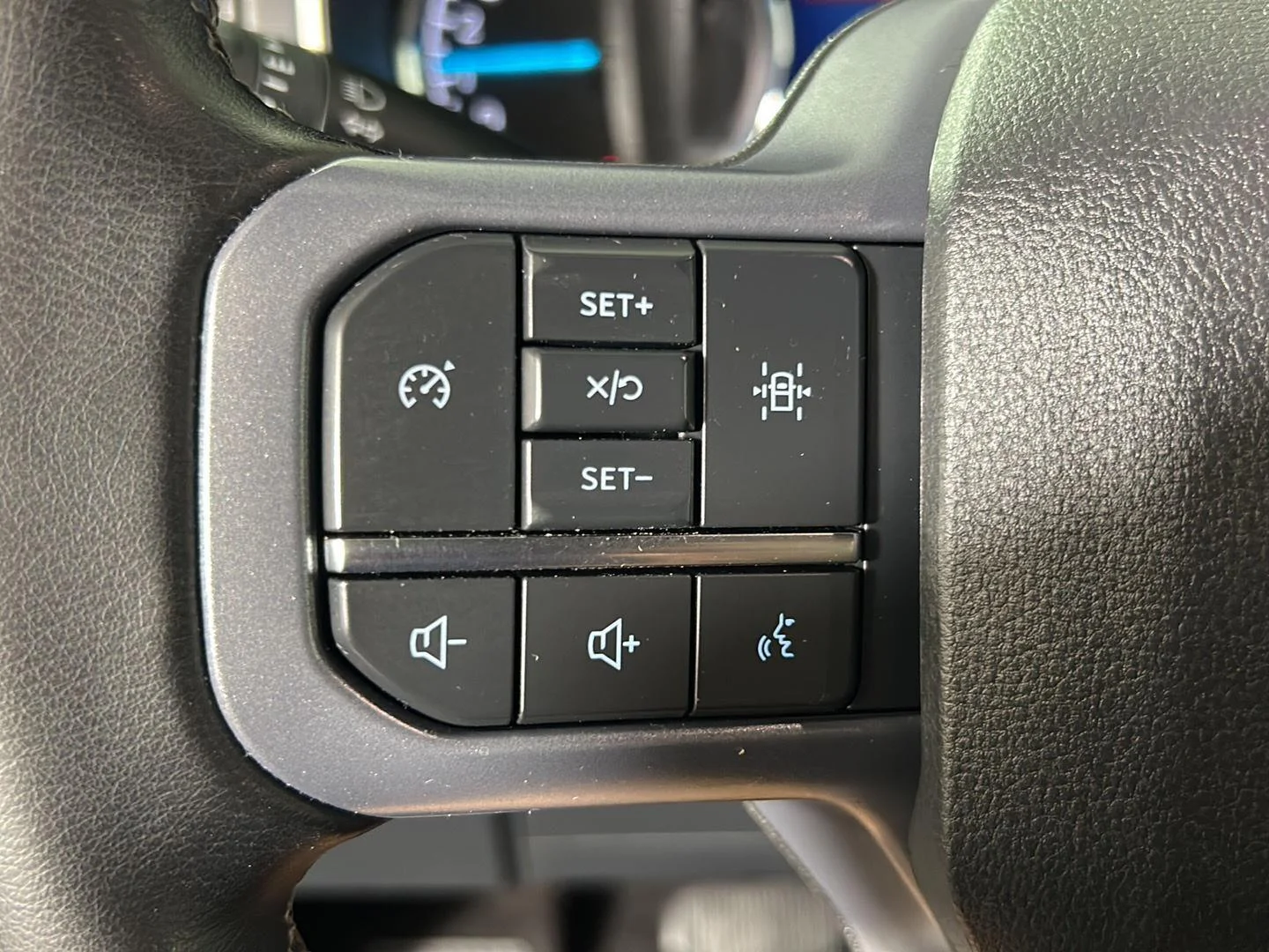 Used 2023 Avalanche Gray Ford XLT image 19