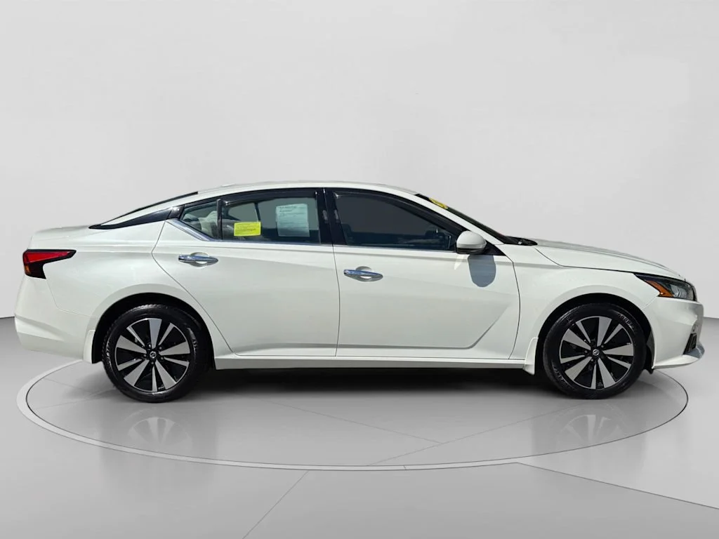 Used 2020 White Nissan 2.5 SV image 17