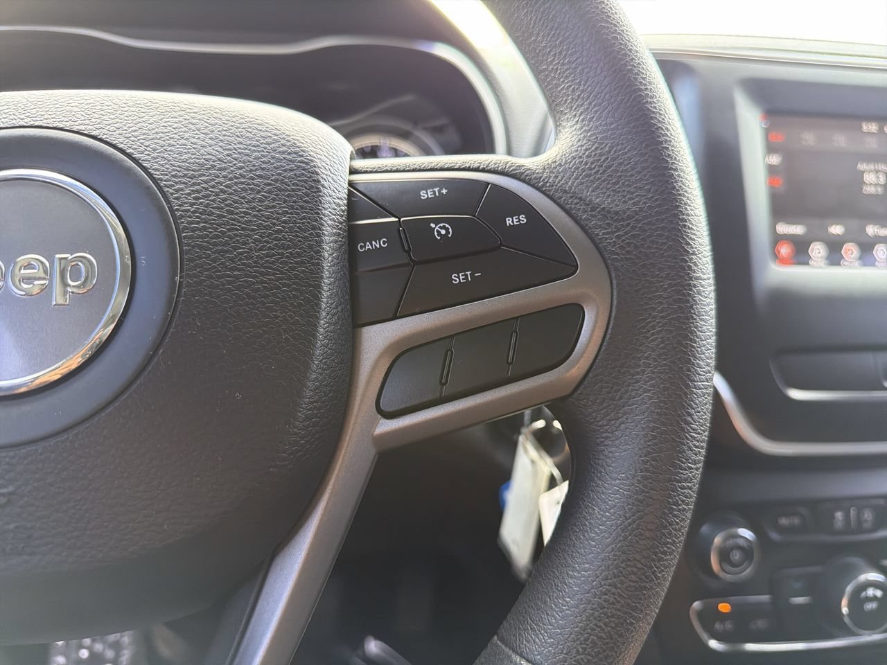 Used 2020 Diamond Black Crystal Pearlcoat Jeep Latitude image 26