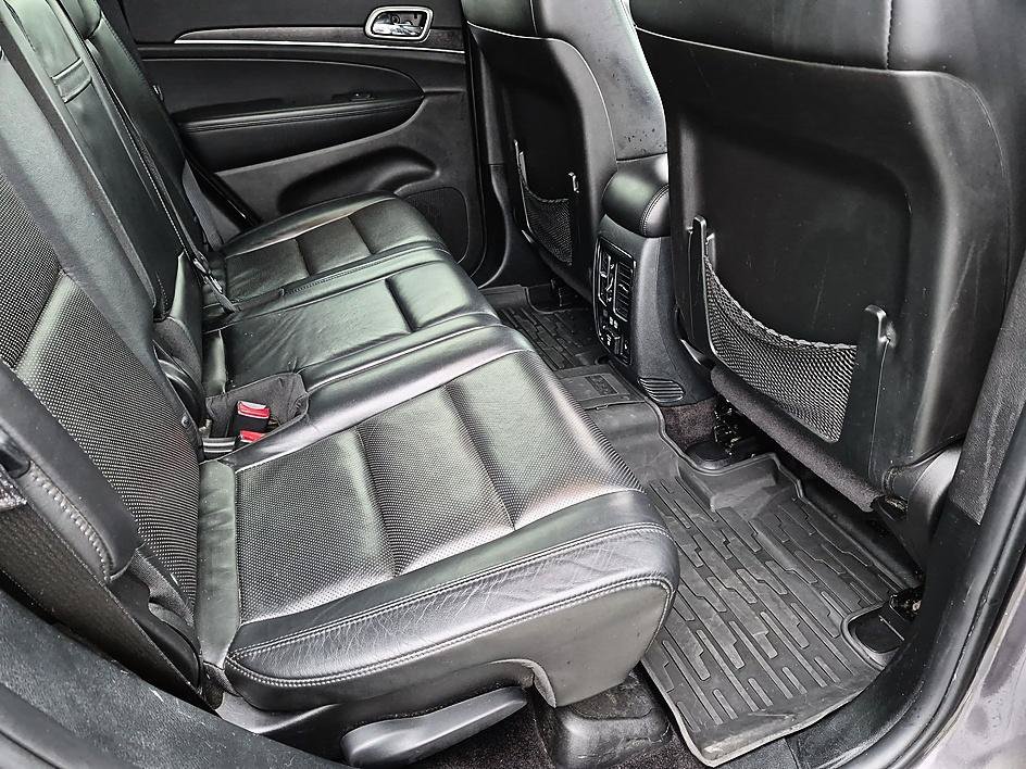 Used 2018 Granite Crystal Metallic Clearcoat Jeep Limited image 33