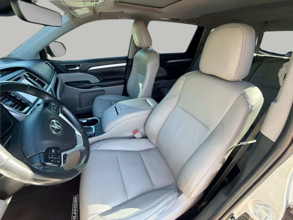 Used 2019 Silver Toyota XLE image 18