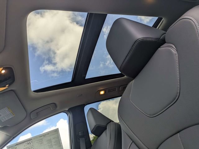 New 2027 RADIANT WHITE INFINITI Pure FWD image 22