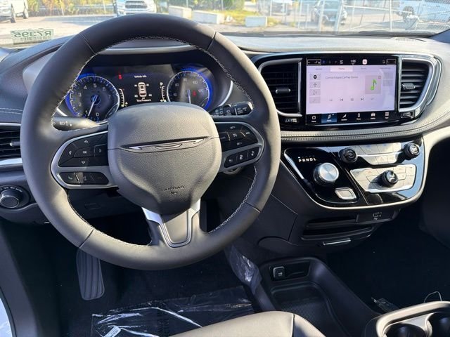 New 2027 Bright White Clear-Coat Paint Chrysler Select image 13