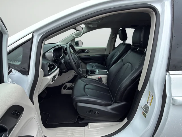 Used 2024 White Chrysler Touring L image 10