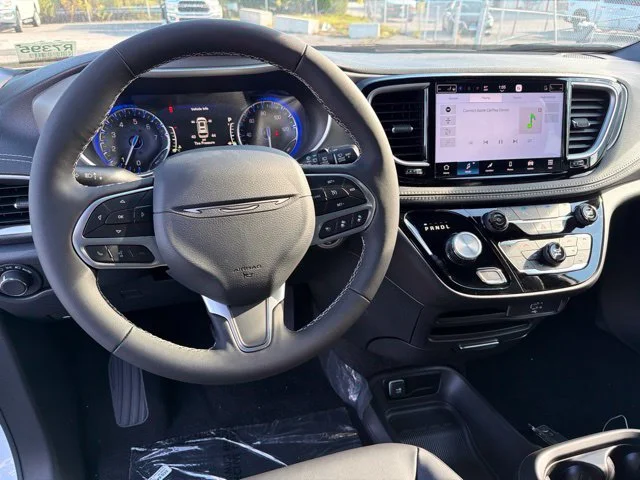 New 2027 White/off-white Chrysler Select image 13
