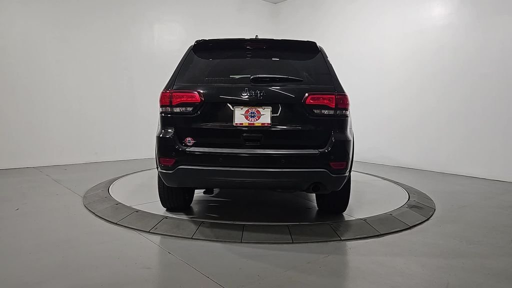 Used 2019 Diamond Black Jeep Laredo image 4