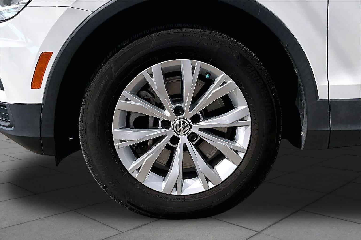 Used 2019 Pure White Volkswagen SE image 11