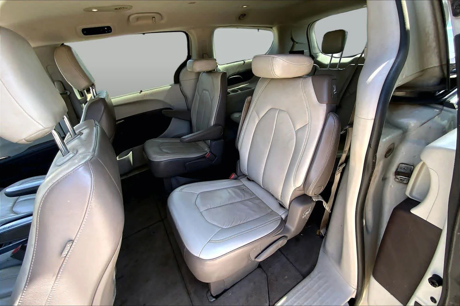 Used 2017 Tusk White Chrysler Touring-L image 17