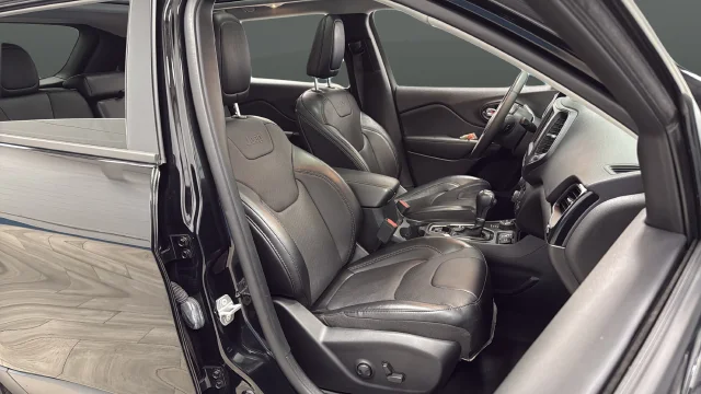 Used 2023 Diamond Black Jeep Altitude image 25