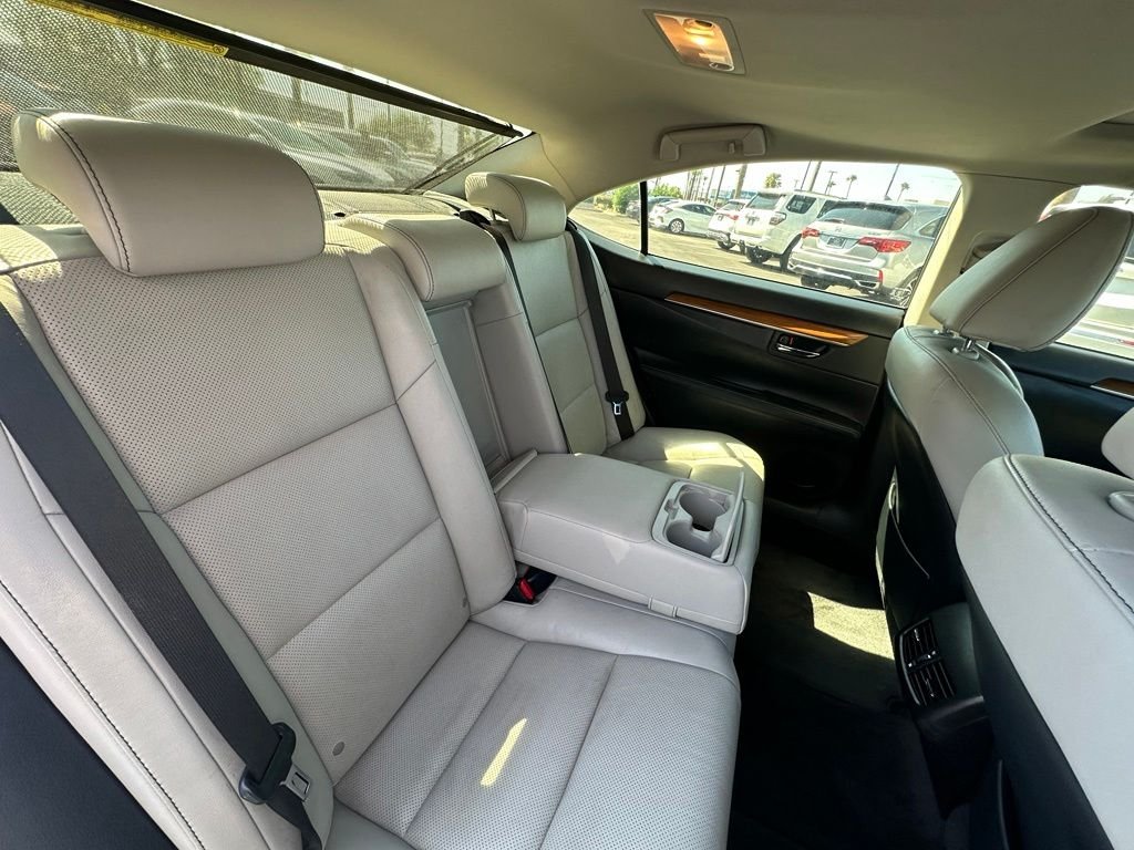 Used 2014 Silver Lexus 300h image 19