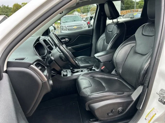 Used 2021 White Jeep Latitude Lux image 30