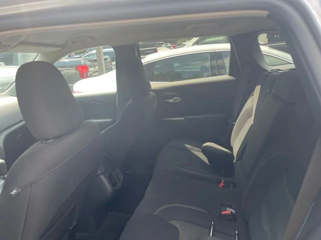 Used 2020 Silver Jeep Latitude image 7