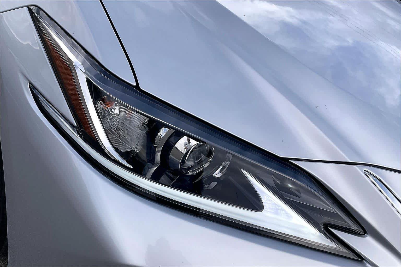 Used 2019 Silver Lining Metallic Lexus  image 27