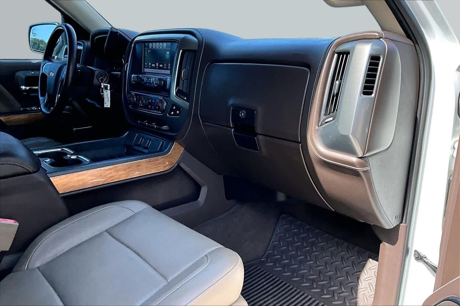 Used 2018 Iridescent Pearl Tricoat Chevrolet LTZ image 19