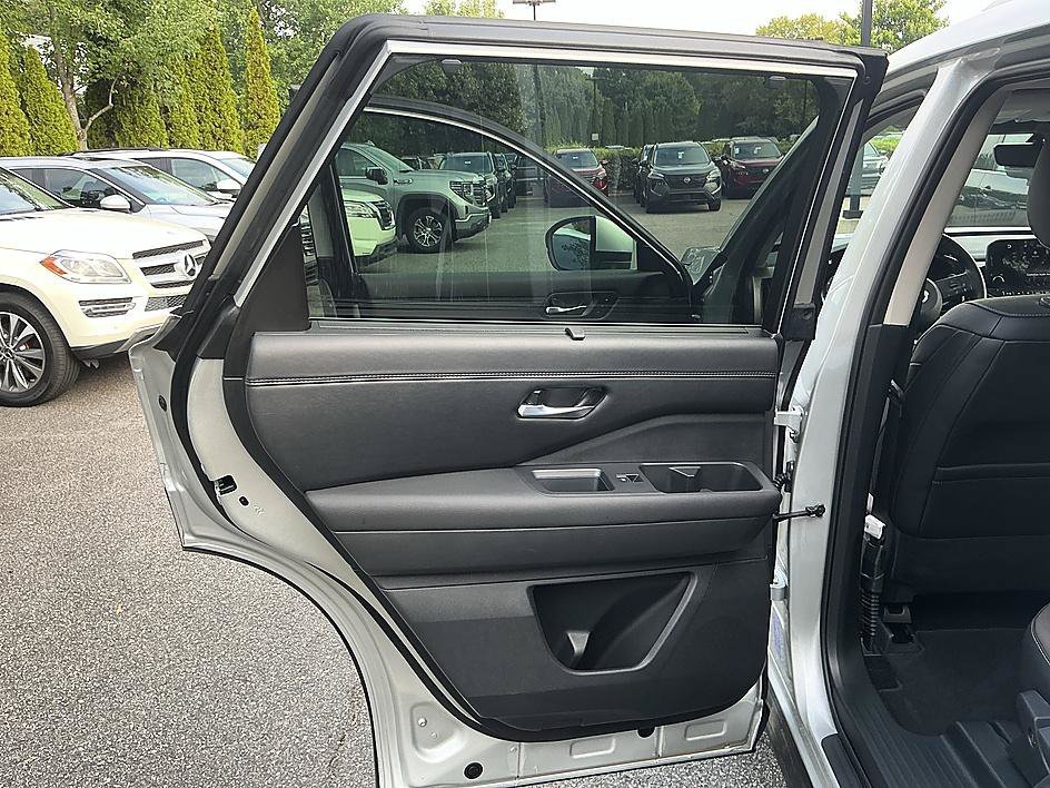Used 2025 Brilliant Silver Metallic Nissan Platinum image 25