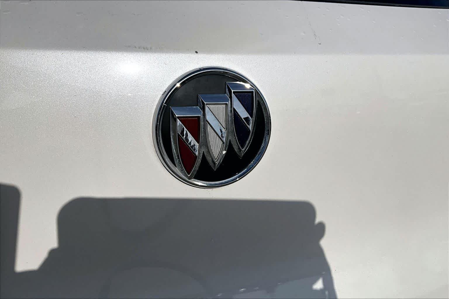Used 2022 WHITE FROST TRICOAT Buick Select image 30