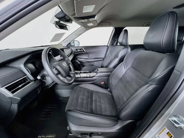 Used 2025 Silver Mitsubishi SE image 10