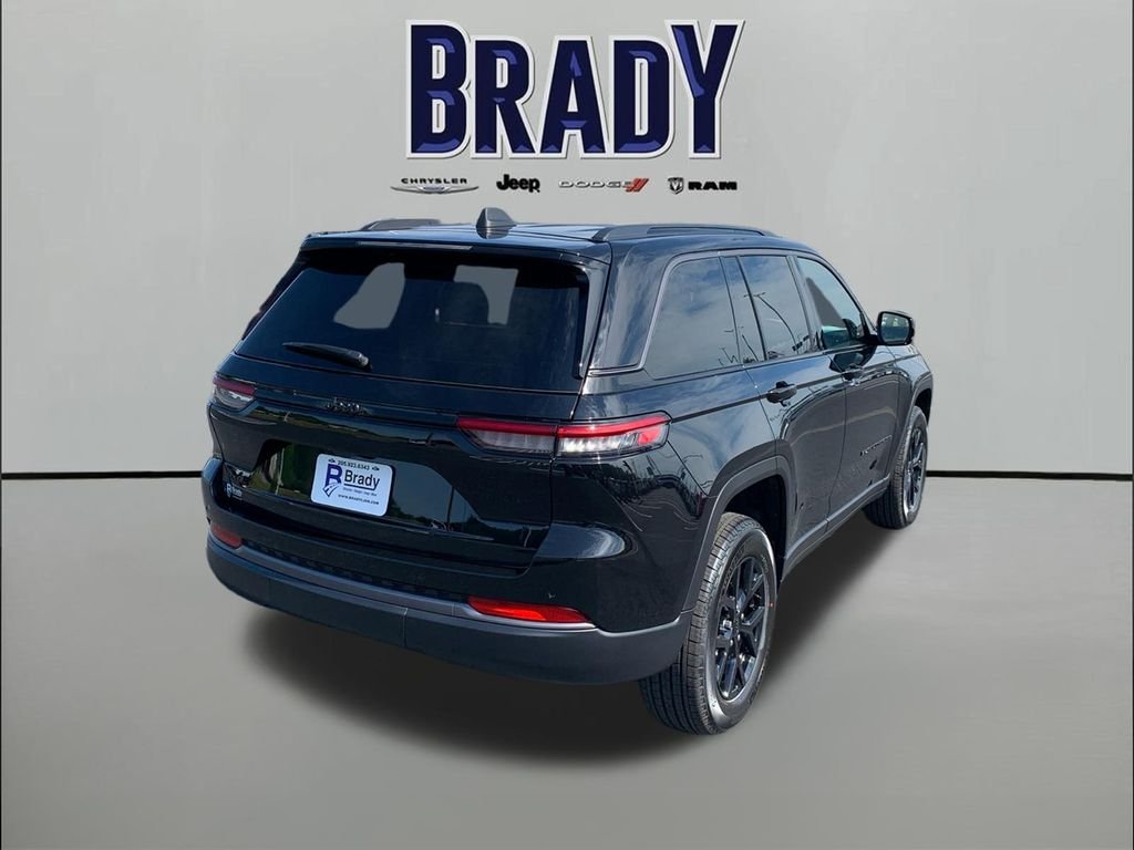 New 2026 Diamond Black Crystal Pearl-Coat Exterior Paint Jeep Laredo Altitude image 7