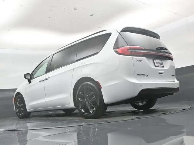 New 2027 Bright White Clear-Coat Exterior Paint Chrysler Limited image 43