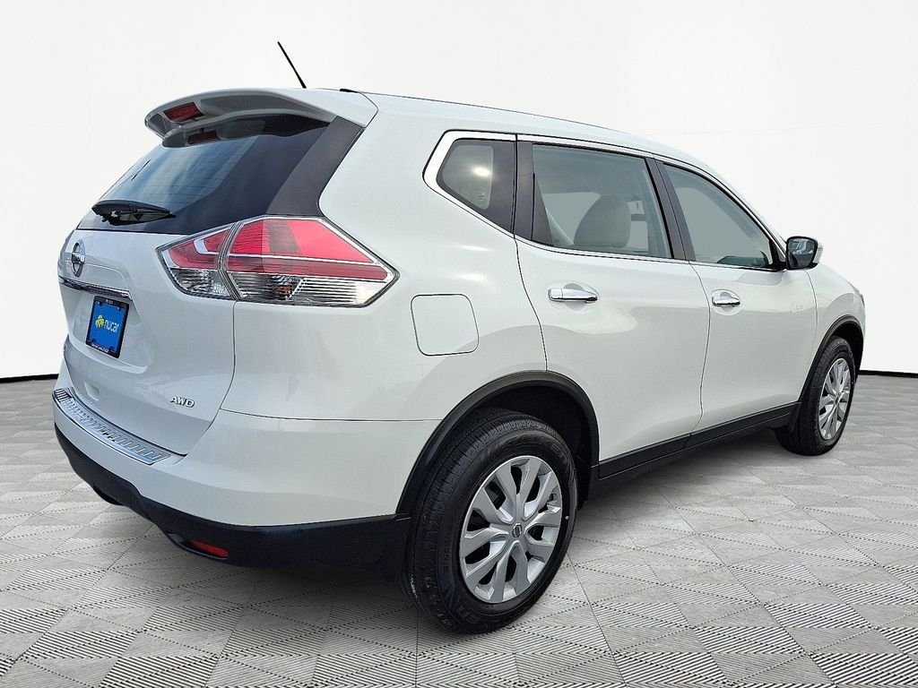 Used 2015 White Nissan S image 7