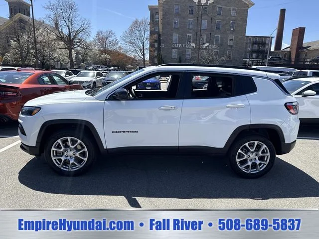 Used 2023 White Jeep Latitude Lux image 11