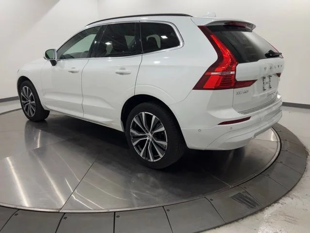 Certified Used 2022 Crystal White Volvo Momentum image 3