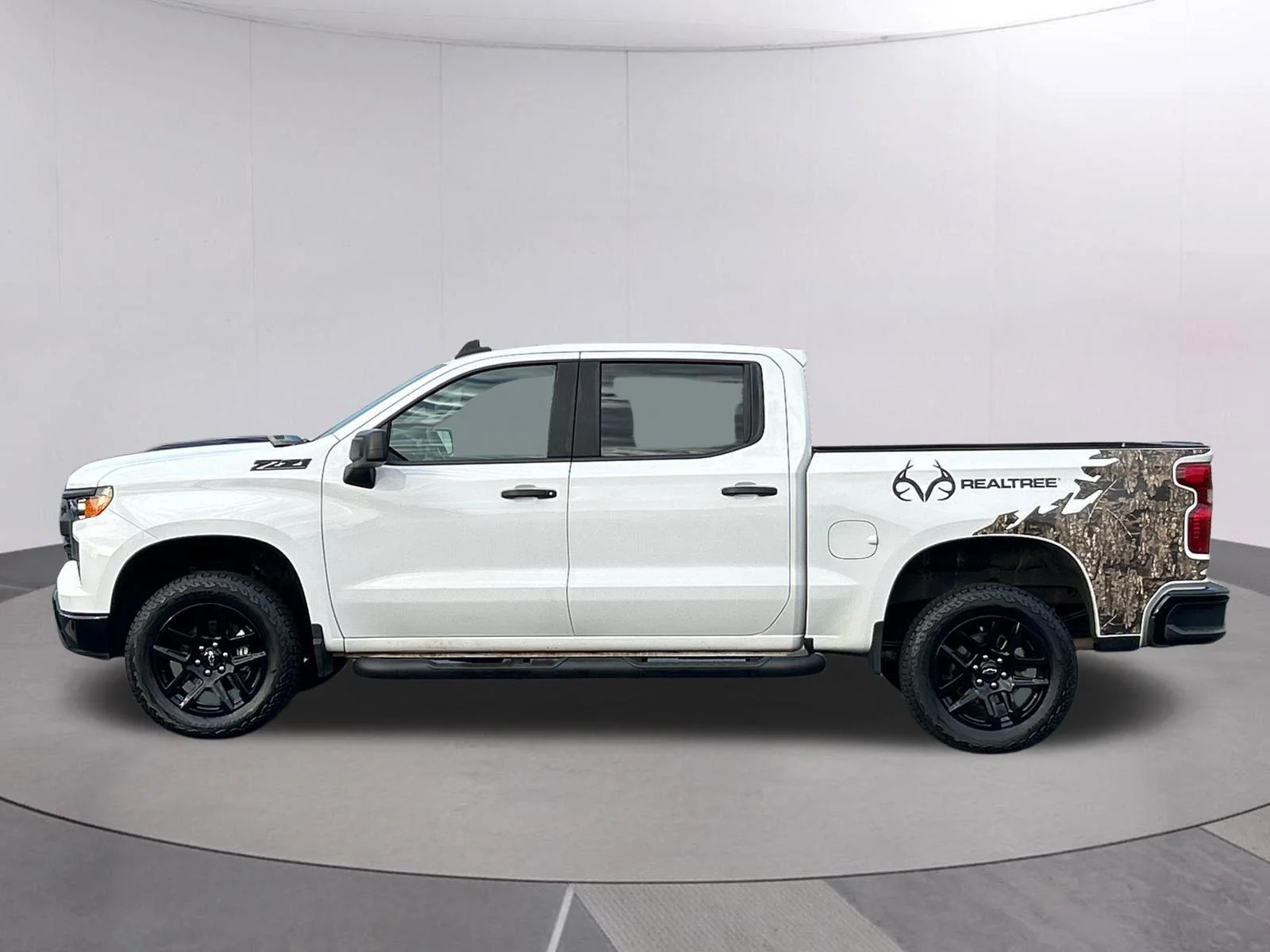 Used 2024 Summit White Chevrolet Custom Trail Boss image 2